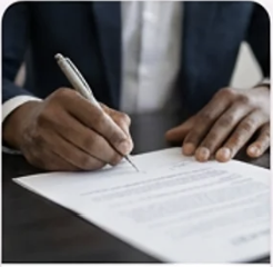 Handen ondertekenen een contract aan een bureau met documenten